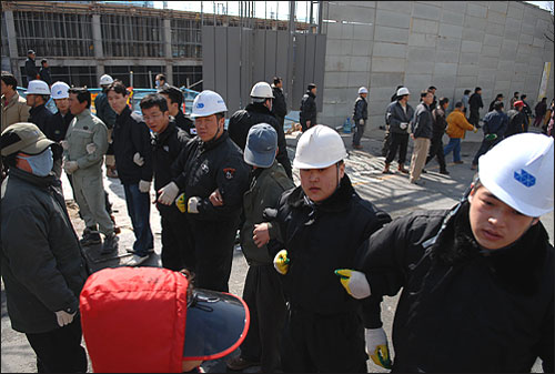 22일에는 진압복장을 했던 용역업체 직원들이 24일에는 공사직원복장을 한 채 주민들을 막고 있다. 